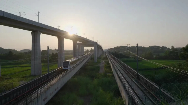 轨道交通资阳线上跨成都地铁机场专线。成都轨道集团供图