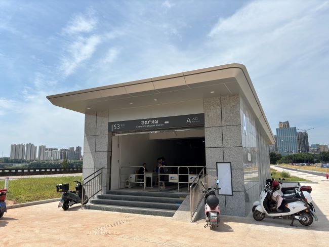 苌弘广场站入口。李铭枫摄