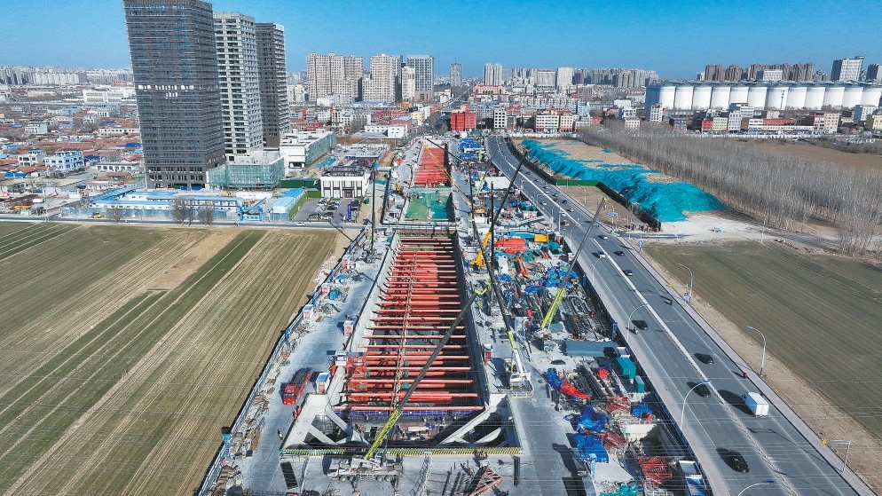 正在建设的北京轨道交通22号线河北段燕郊站。